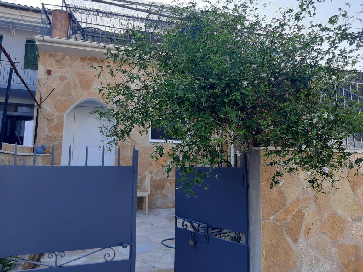 Villa Aspros - Traditionell, Ruhig Und Strandnah Liapades Luaran gambar
